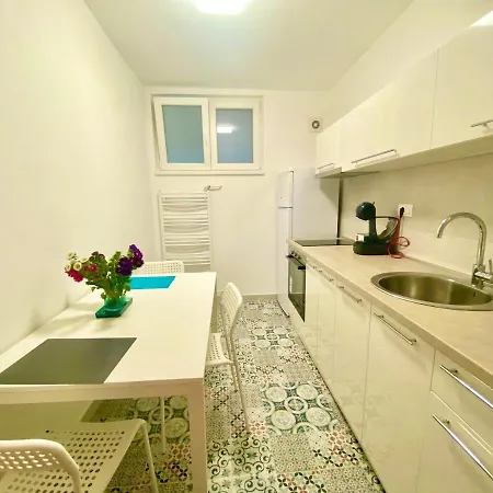Uptown Girl Apartment Belgrade